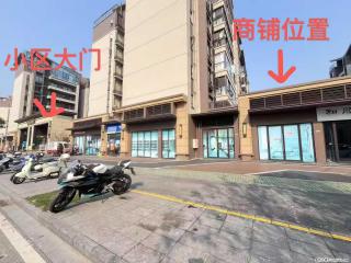 漓东新城小区大门口商铺出租，开间大,户型方正，55平米，1800元/月 - 桂林28生活网 www.28life.net