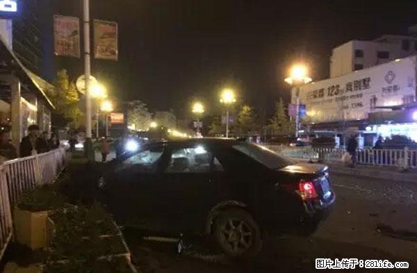 桂林中心广场突发惨烈车祸！10多米护栏被连根剪断，一片狼藉 - 桂林生活资讯 - 桂林28生活网 www.28life.net