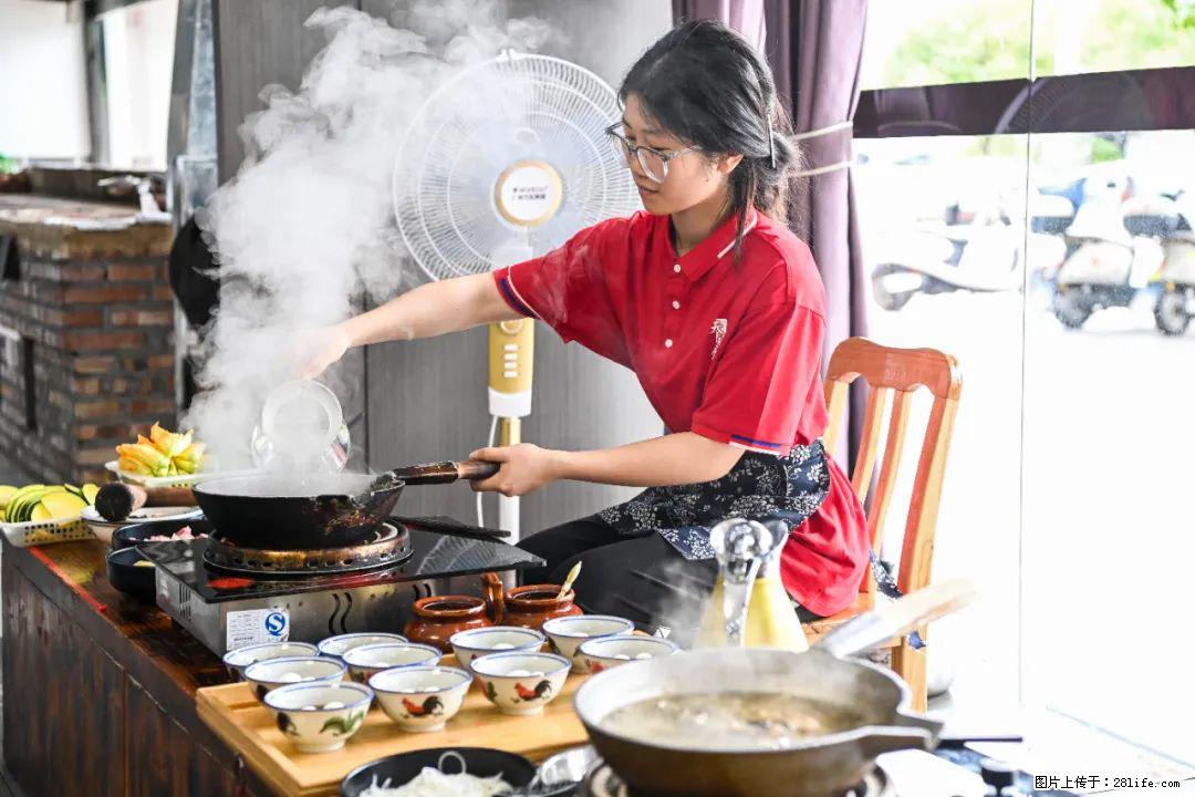 全网追的“扁担女孩”，找了一份暑假工，时薪12元 - 桂林生活资讯 - 桂林28生活网 www.28life.net